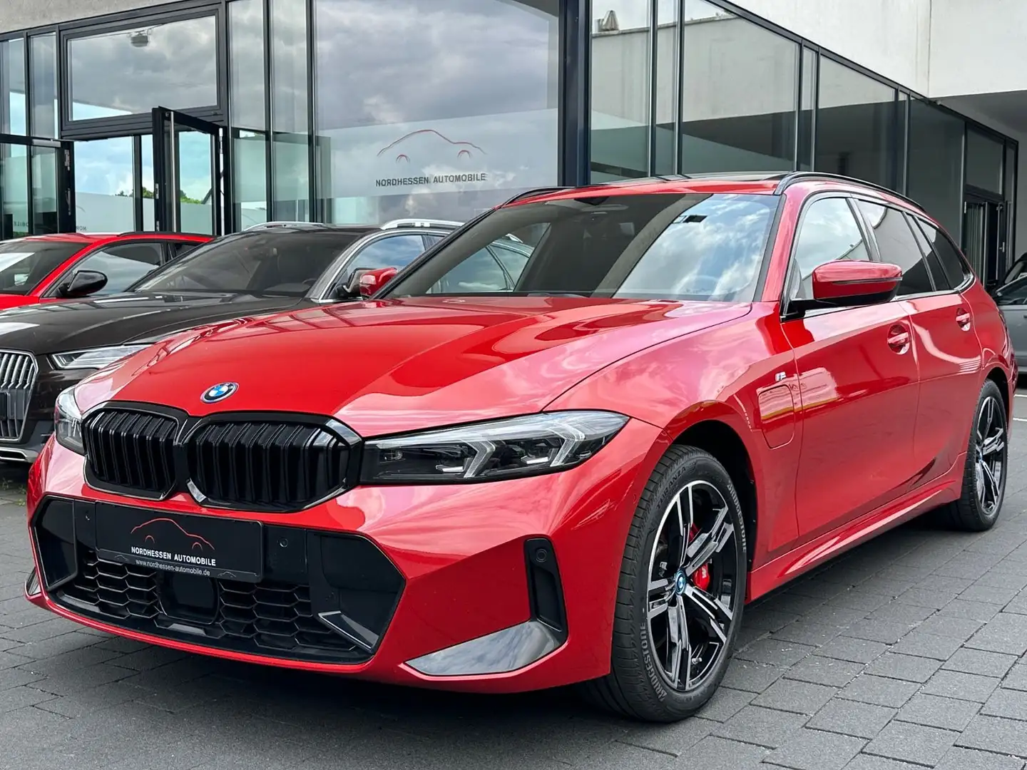 BMW 330 e xDrive Touring M Sport Pro | Panorama | AHK Czerwony - 1