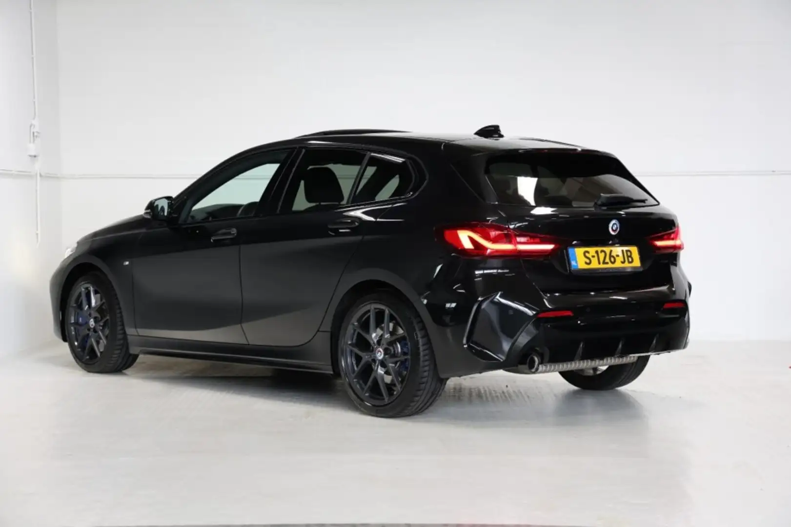 BMW 118 1-serie 118i M-Sport Aut. NAP|Pano|Stoelvw|Cam|Tre Noir - 2