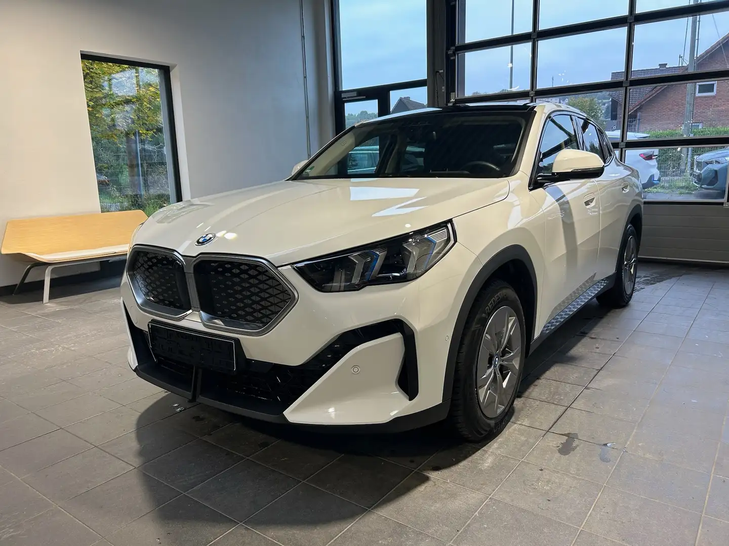 BMW iX2 iX2 xDrive30 Pano_Headup_DrivAssProf_HarmanKardon Blanc - 2