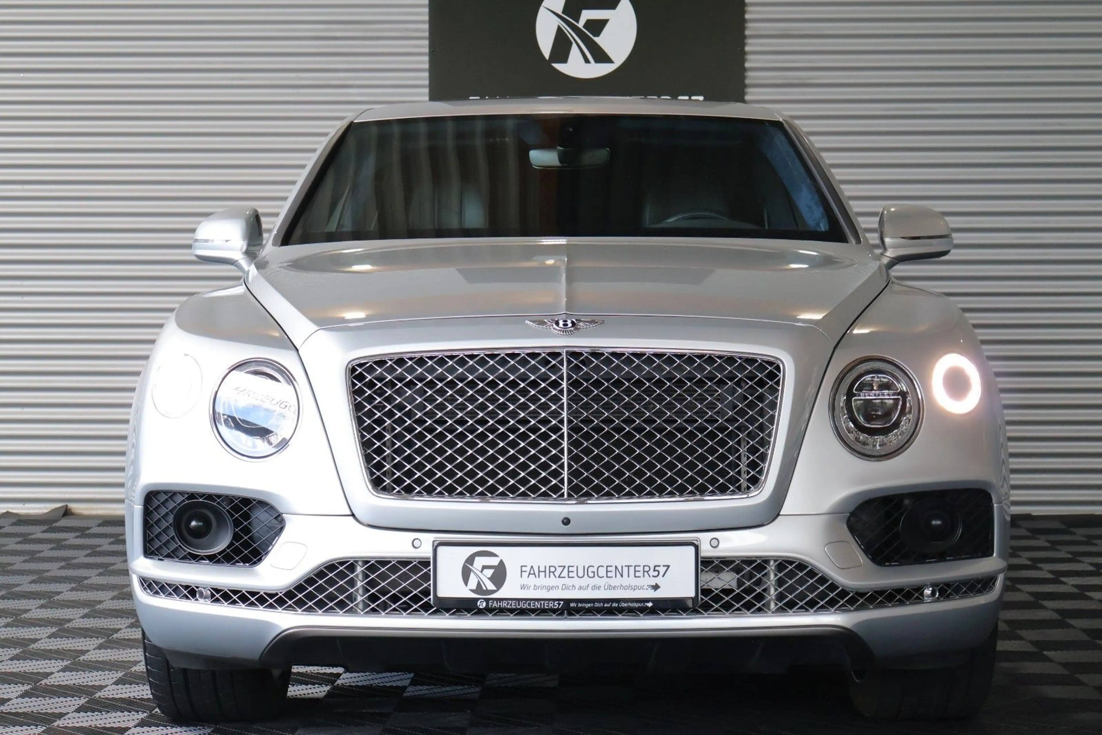 Bentley Bentayga 6.0 W12 4WD/SOFTCLOSE/PANO/LED/MASSAGE — photo 4