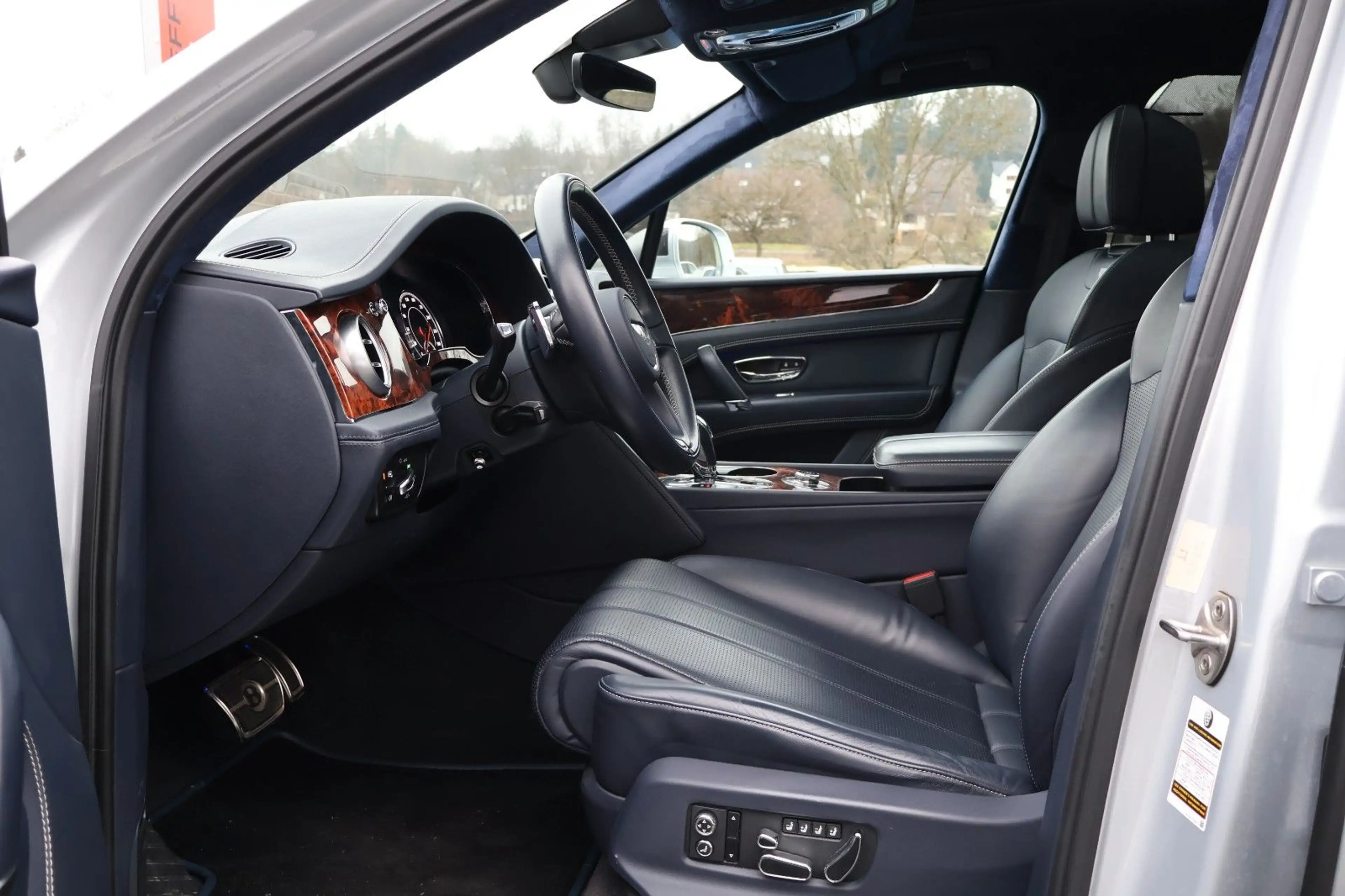 Bentley Bentayga 6.0 W12 4WD/SOFTCLOSE/PANO/LED/MASSAGE — photo 15