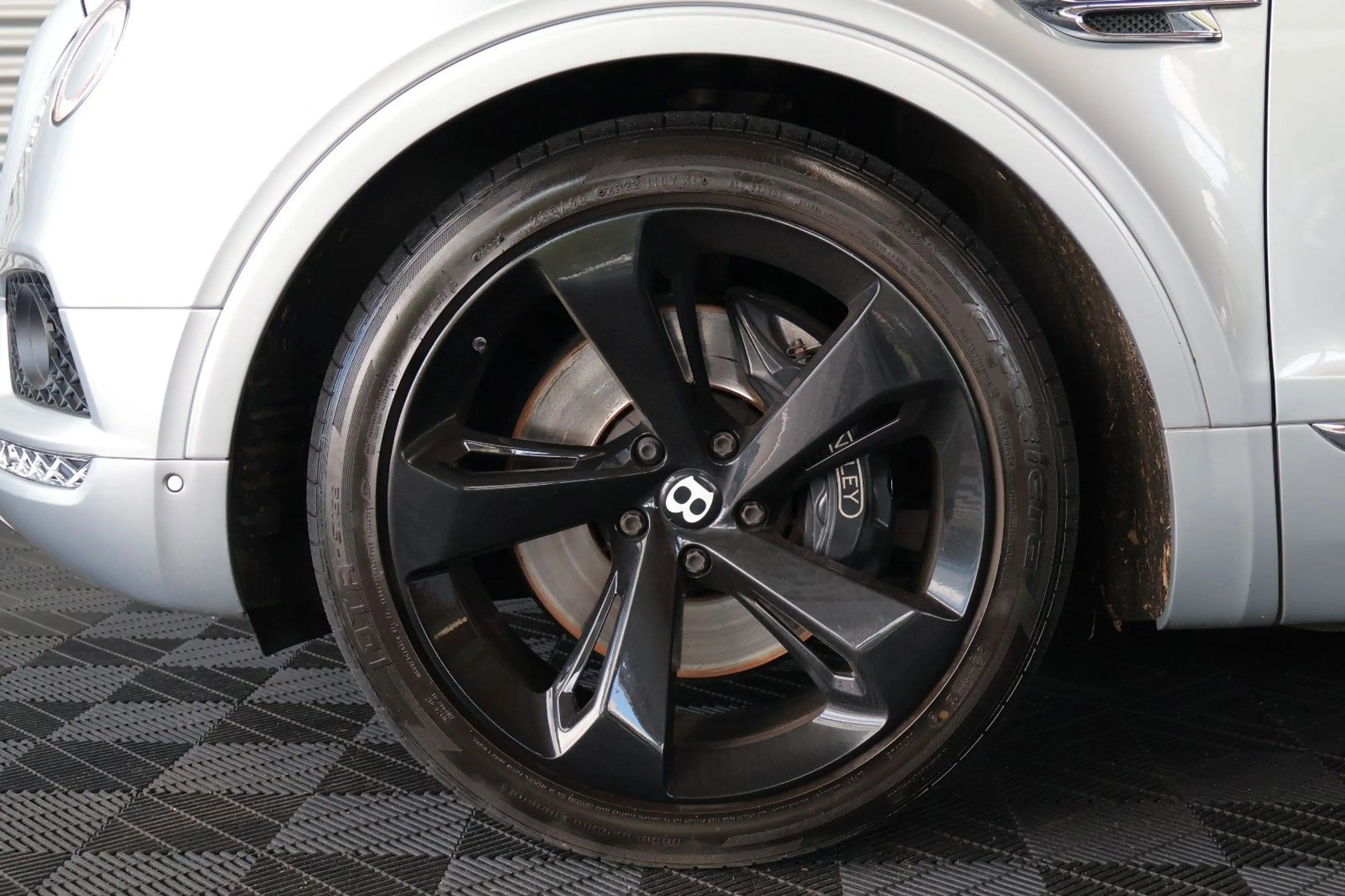 Bentley Bentayga 6.0 W12 4WD/SOFTCLOSE/PANO/LED/MASSAGE — photo 3