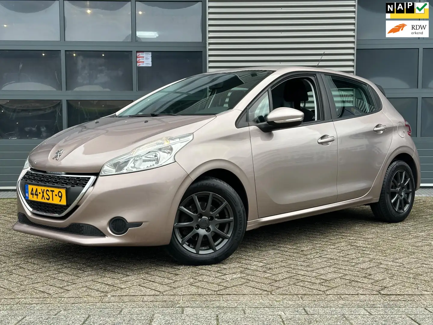 Peugeot 208 1.2 VTi Active | Navi | CRUISECR | Airco | Dealer Grau - 1