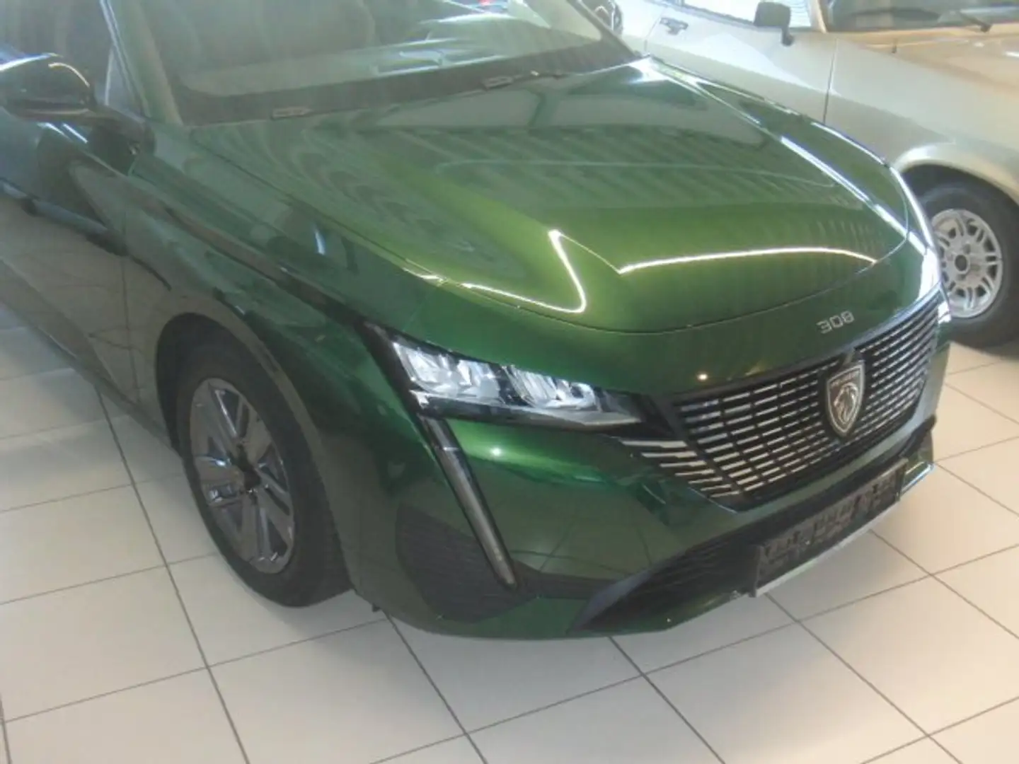 Peugeot 308 Allure Grün - 2