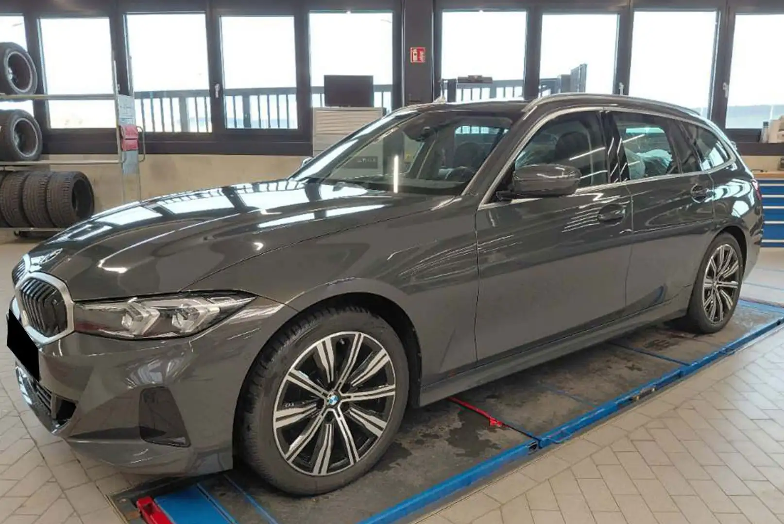 BMW 320 d xDrive ACC+Leder+SpoSi+Entry+Panorama+AHK Grau - 2