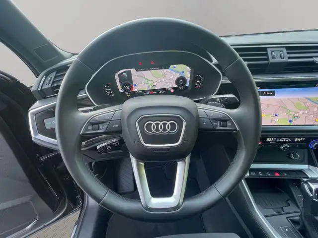 Audi Q3 view 12