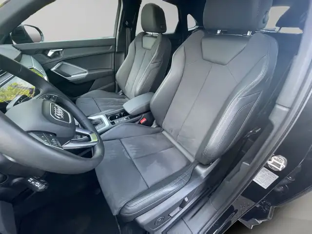 Audi Q3 view 11