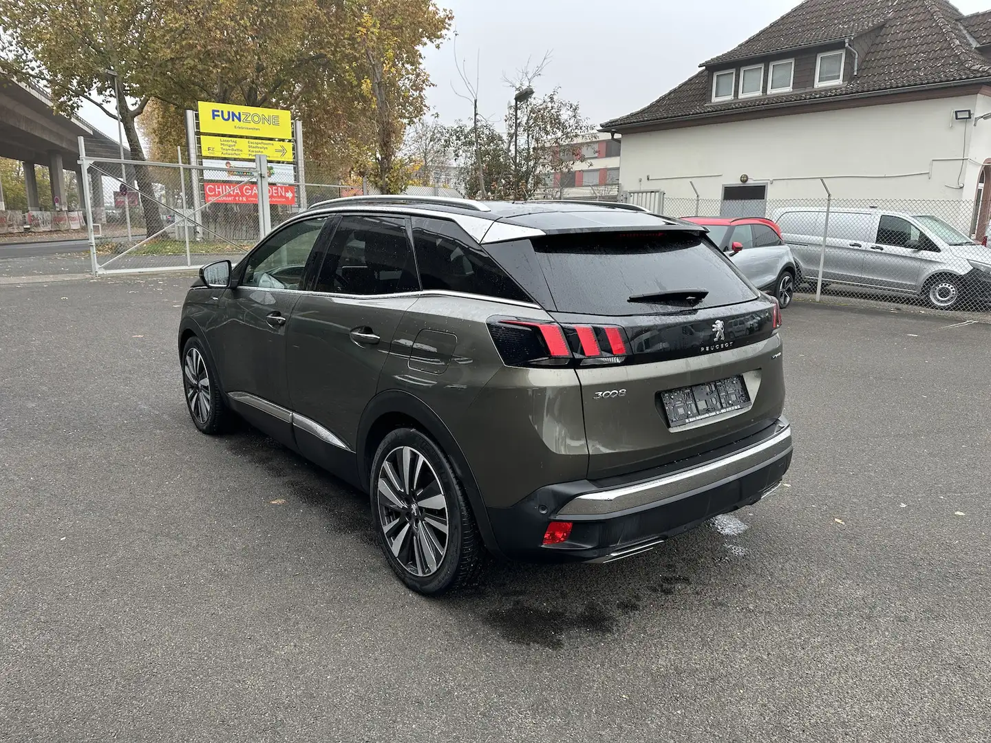 Peugeot 3008 Hybrid4 300 GT Top Ausstattung 8 fach bereift Vert - 2