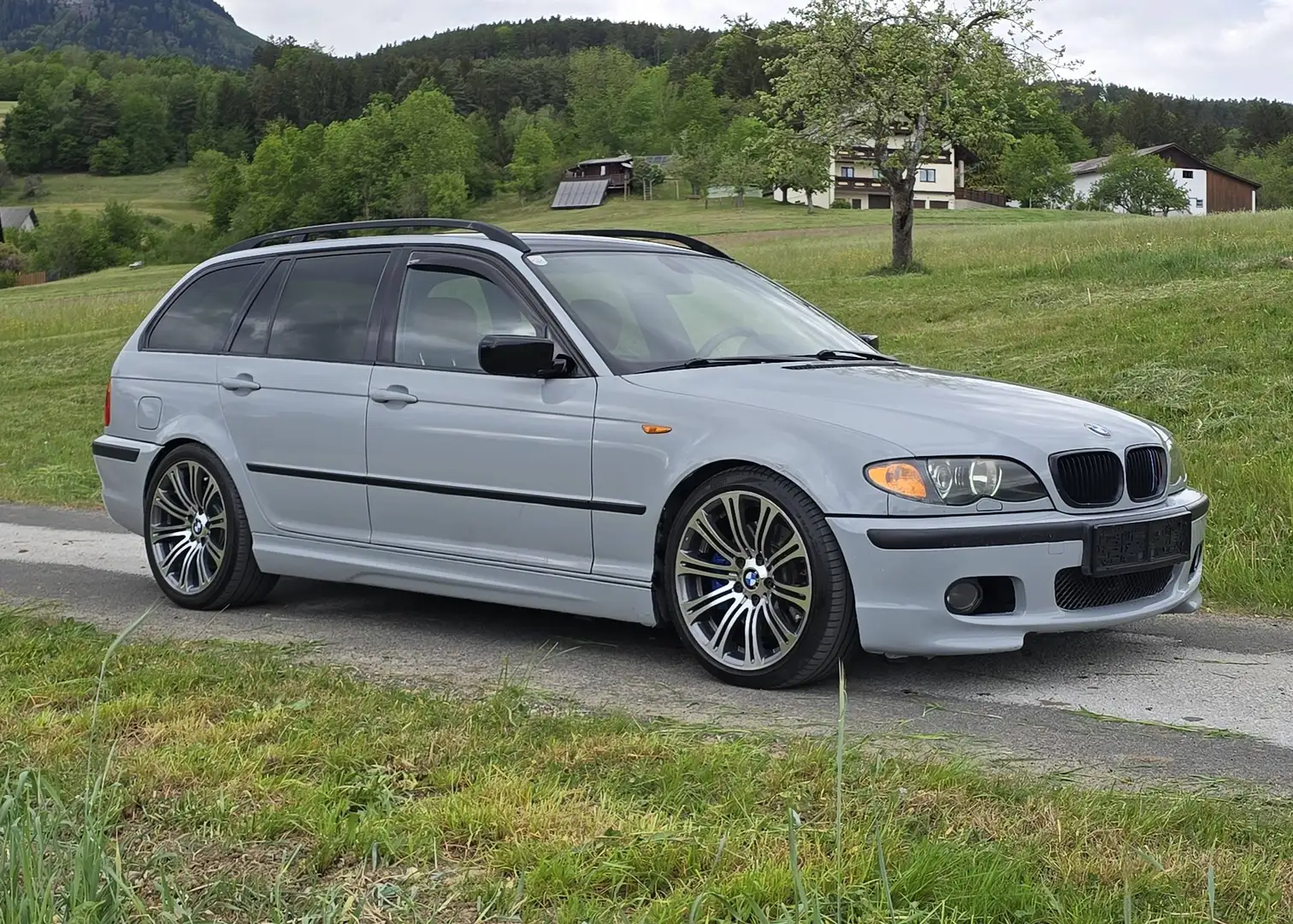 BMW 330 330d touring Aut. Schwarz - 2