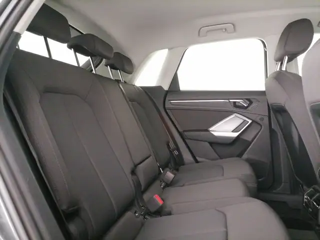 Audi Q3 view 8