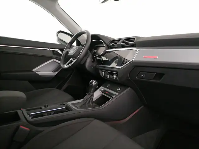 Audi Q3 view 7