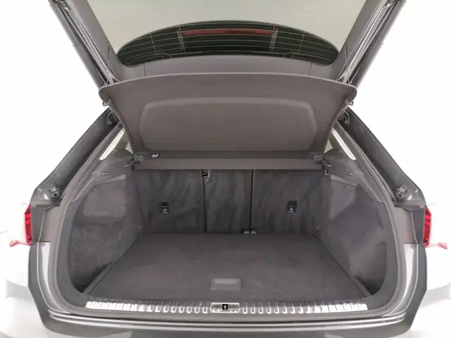 Audi Q3 view 10