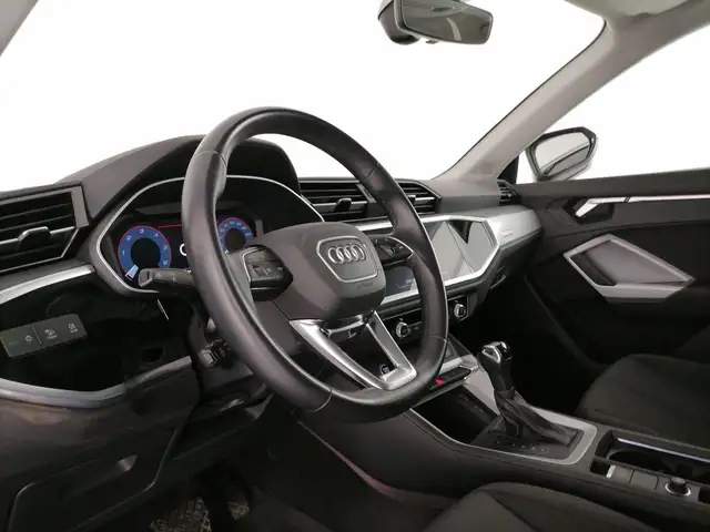 Audi Q3 view 12
