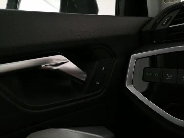 Audi Q3 view 30
