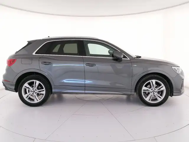 Audi Q3 view 3
