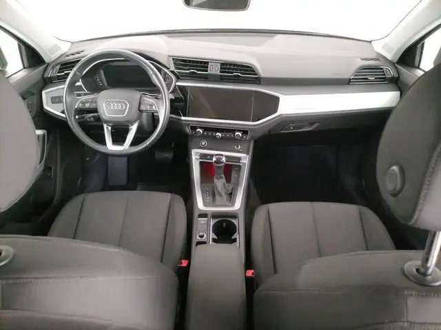 Audi Q3 view 9