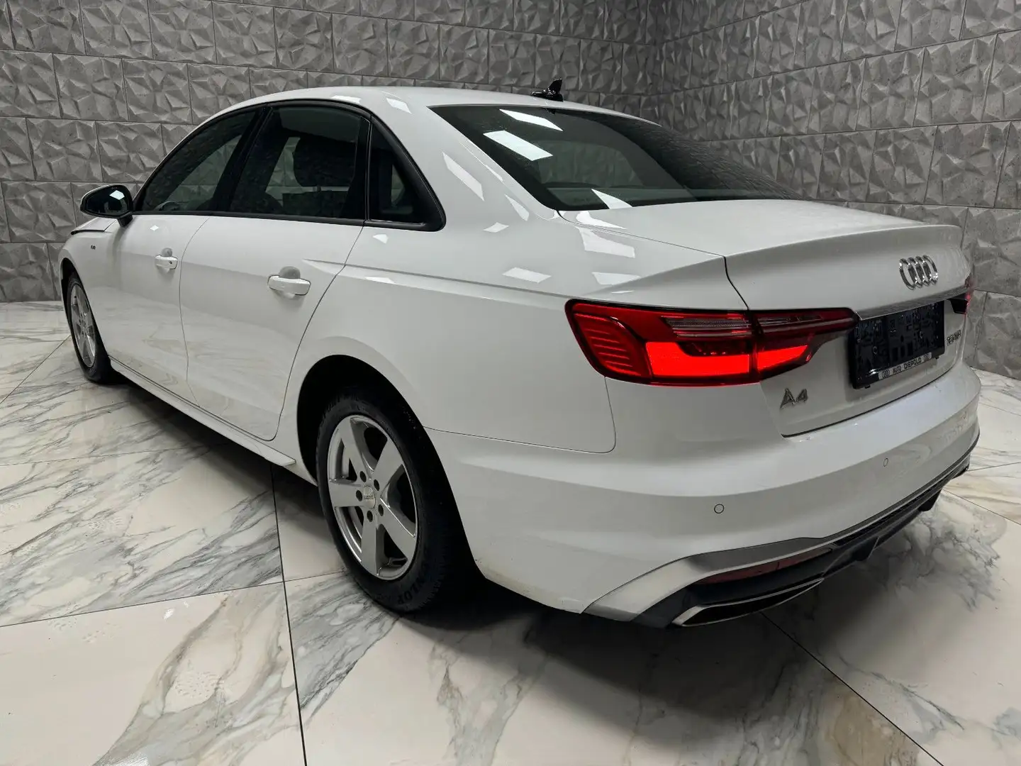 Audi A4 Lim. 30 TDI S-line Weiß - 2