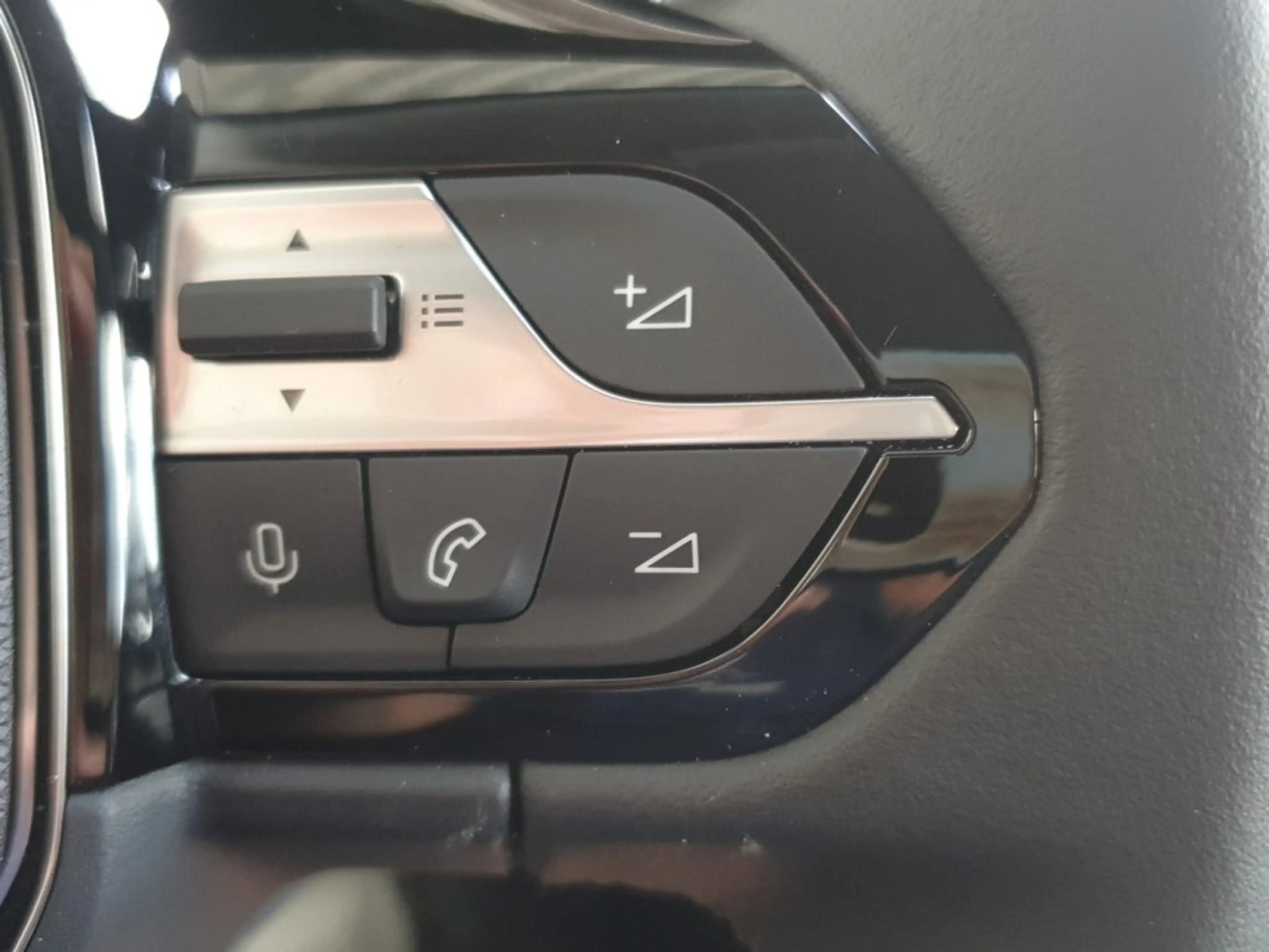 Peugeot 308 Allure MHEV 145 e-DCS6 — photo 16