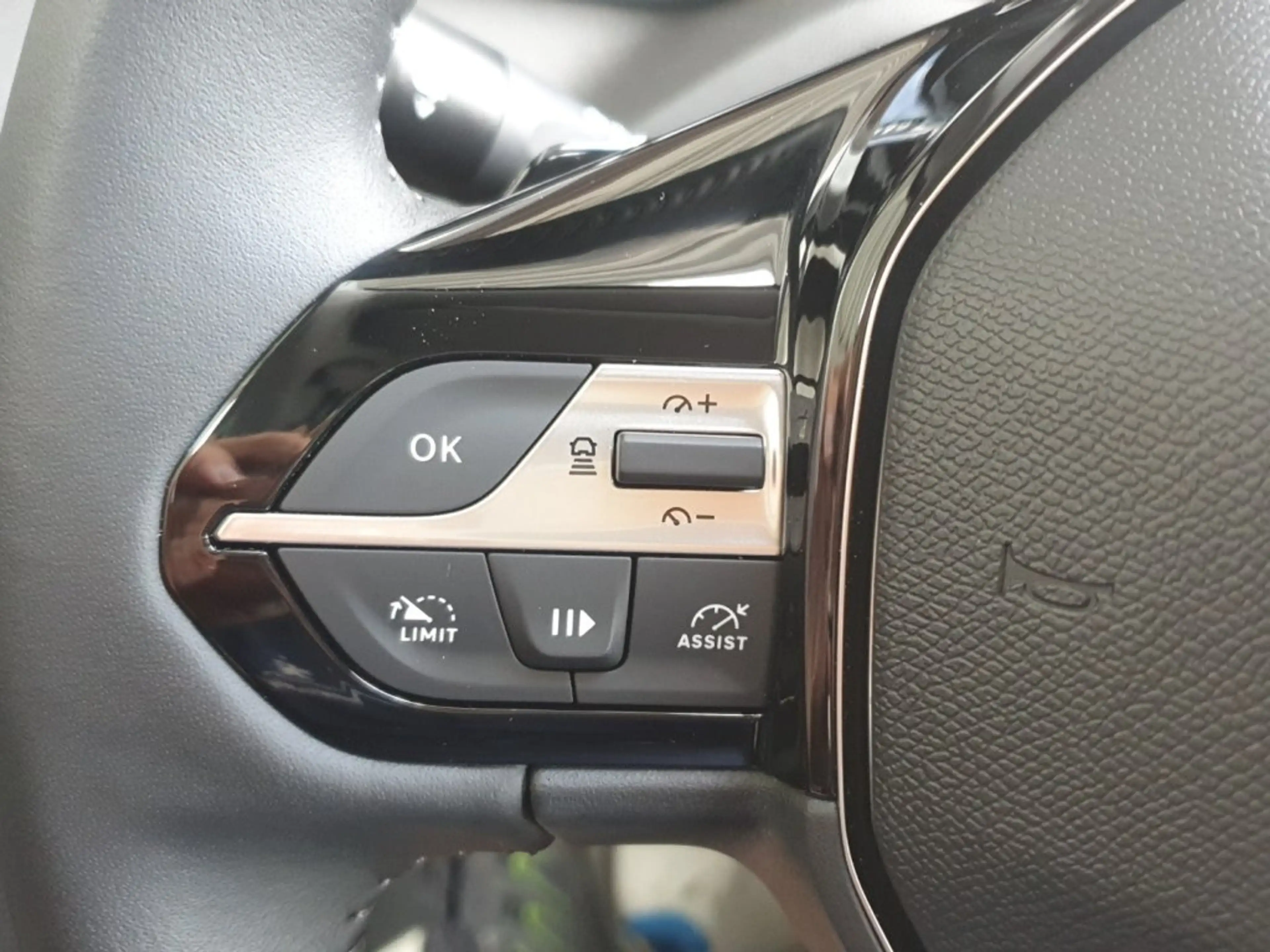 Peugeot 308 Allure MHEV 145 e-DCS6 — photo 17