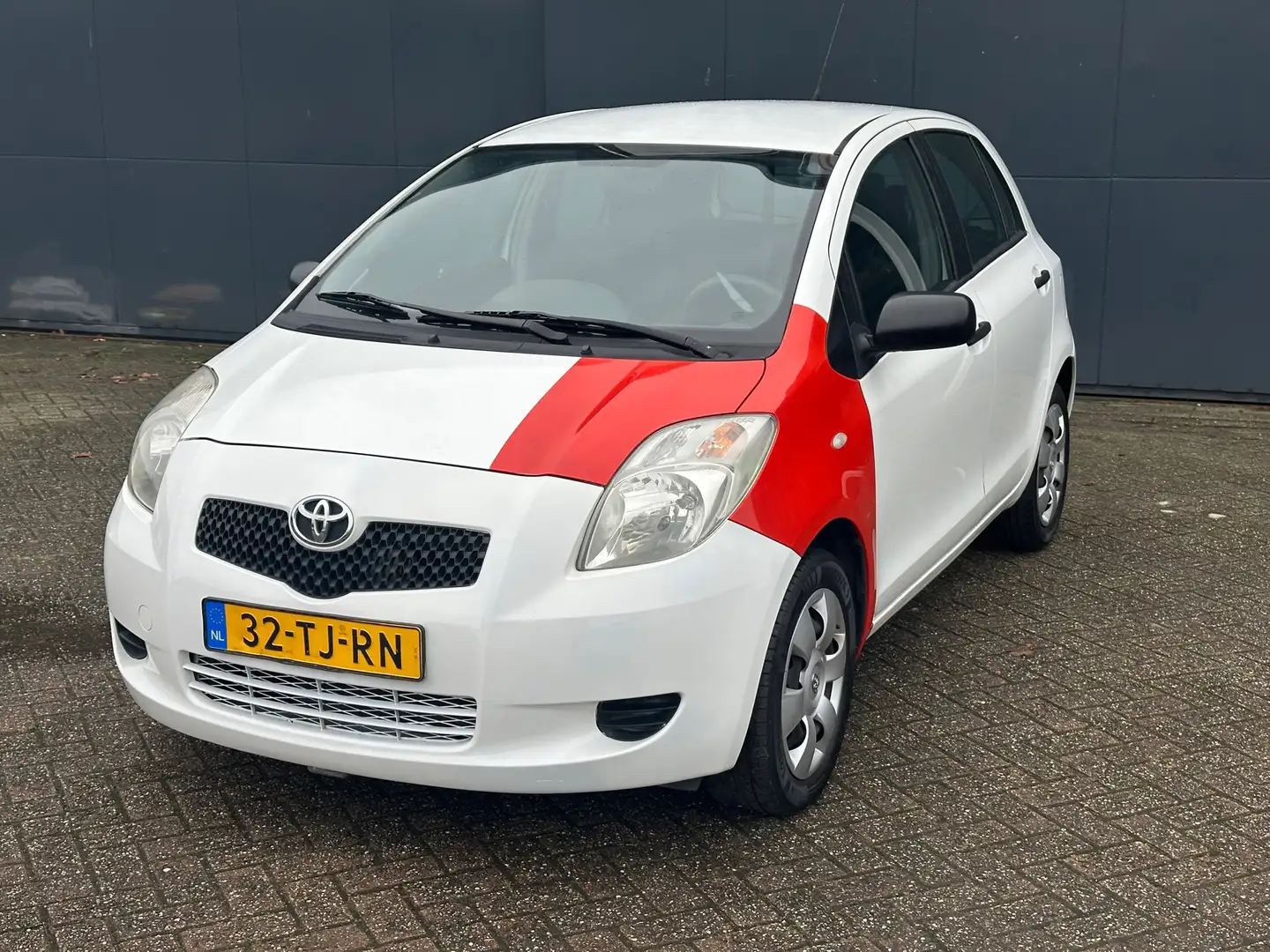 Toyota Yaris 1.3 VVTi Terra Bílá - 2