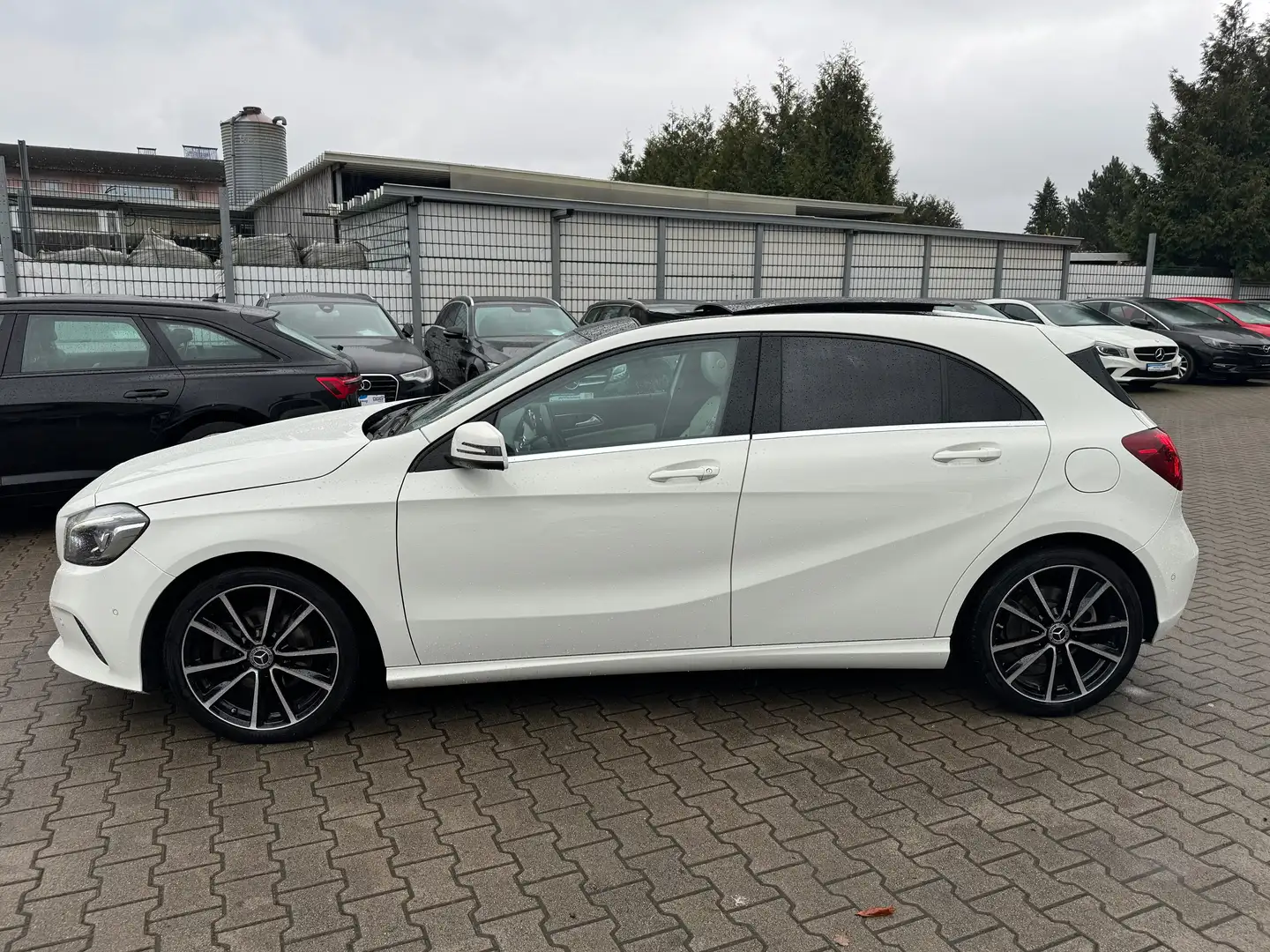 Mercedes-Benz A 220 CDI / d BlueEfficiency DCT "Urban" Biały - 2