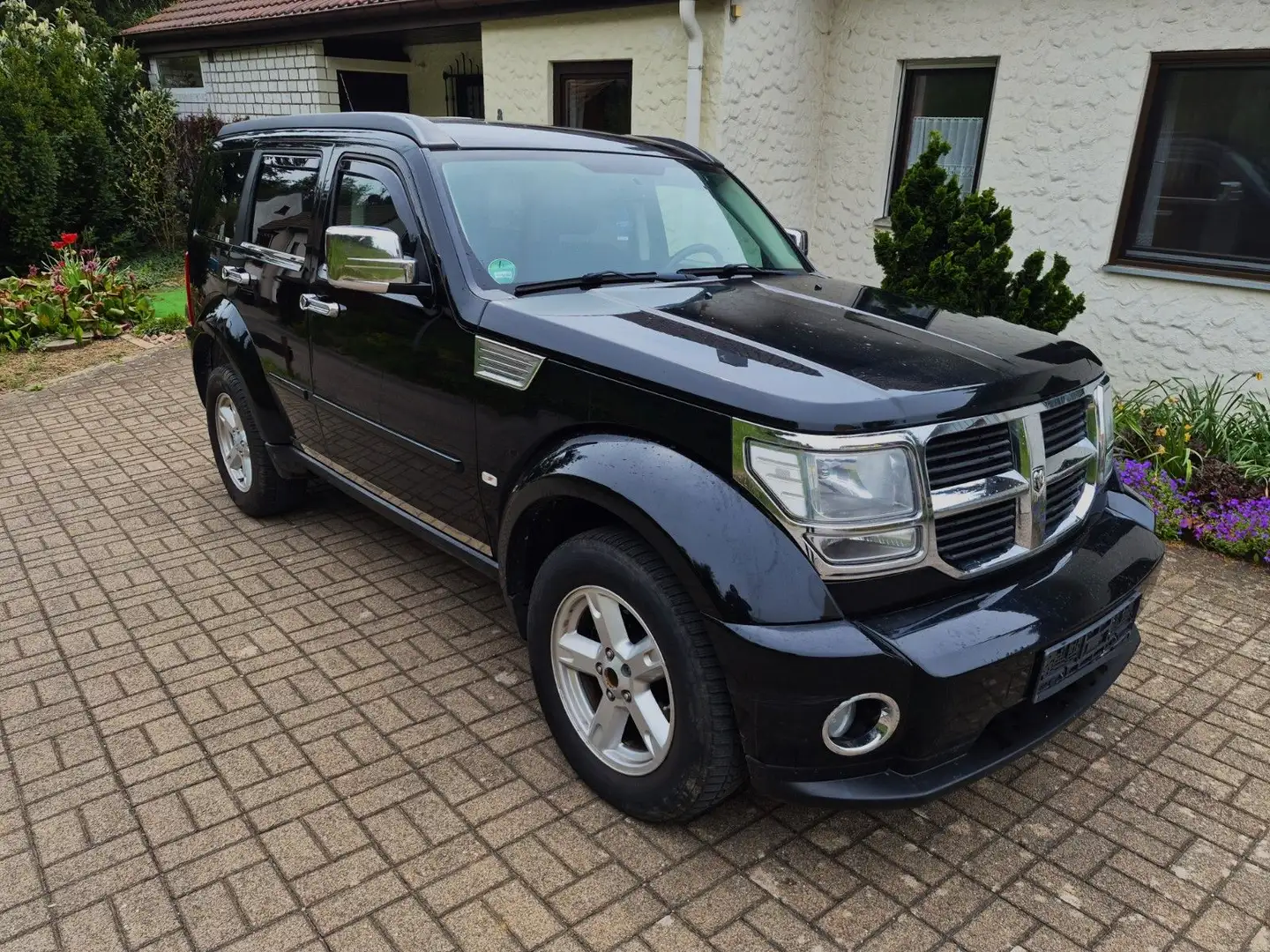 Dodge Nitro SXT Schwarz - 1