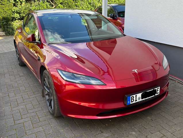 Imagine Tesla Model 3 Ultra Red Highland AHK Sitzkühlung SHZ RWD