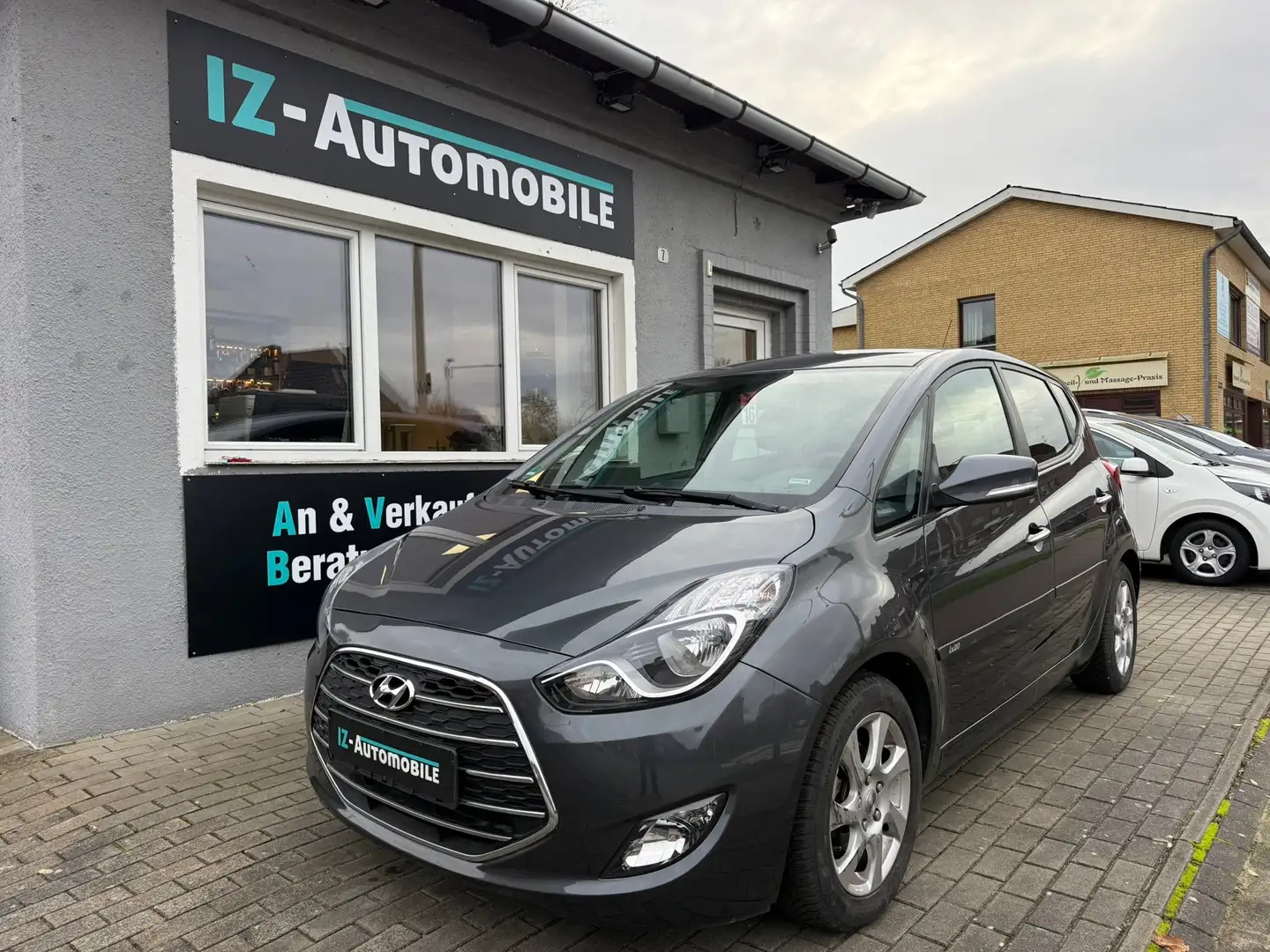 Hyundai iX20 blue Space Plus 1.HAND Grau - 1