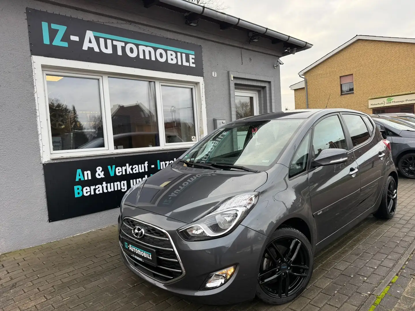 Hyundai iX20 blue Space Plus 1.HAND Grau - 1