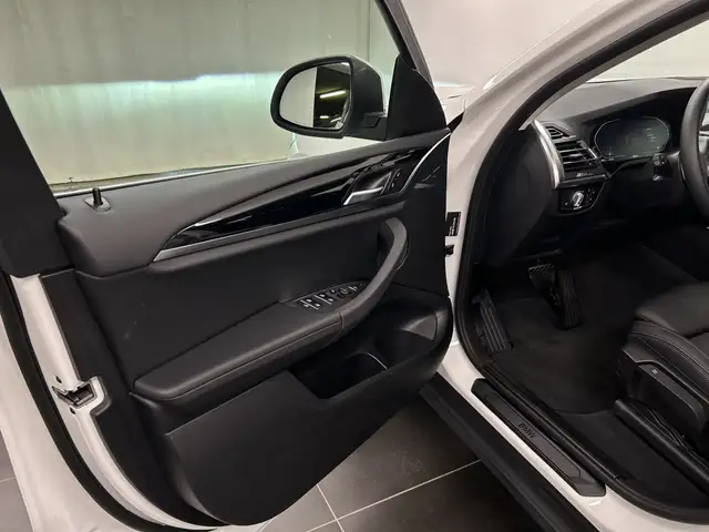 BMW X4 view 30
