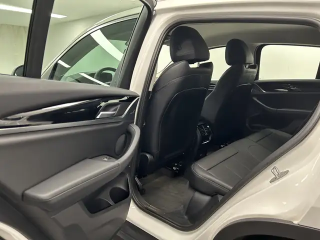 BMW X4 view 13