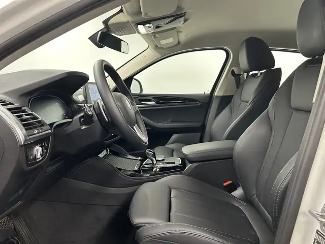 BMW X4 view 4