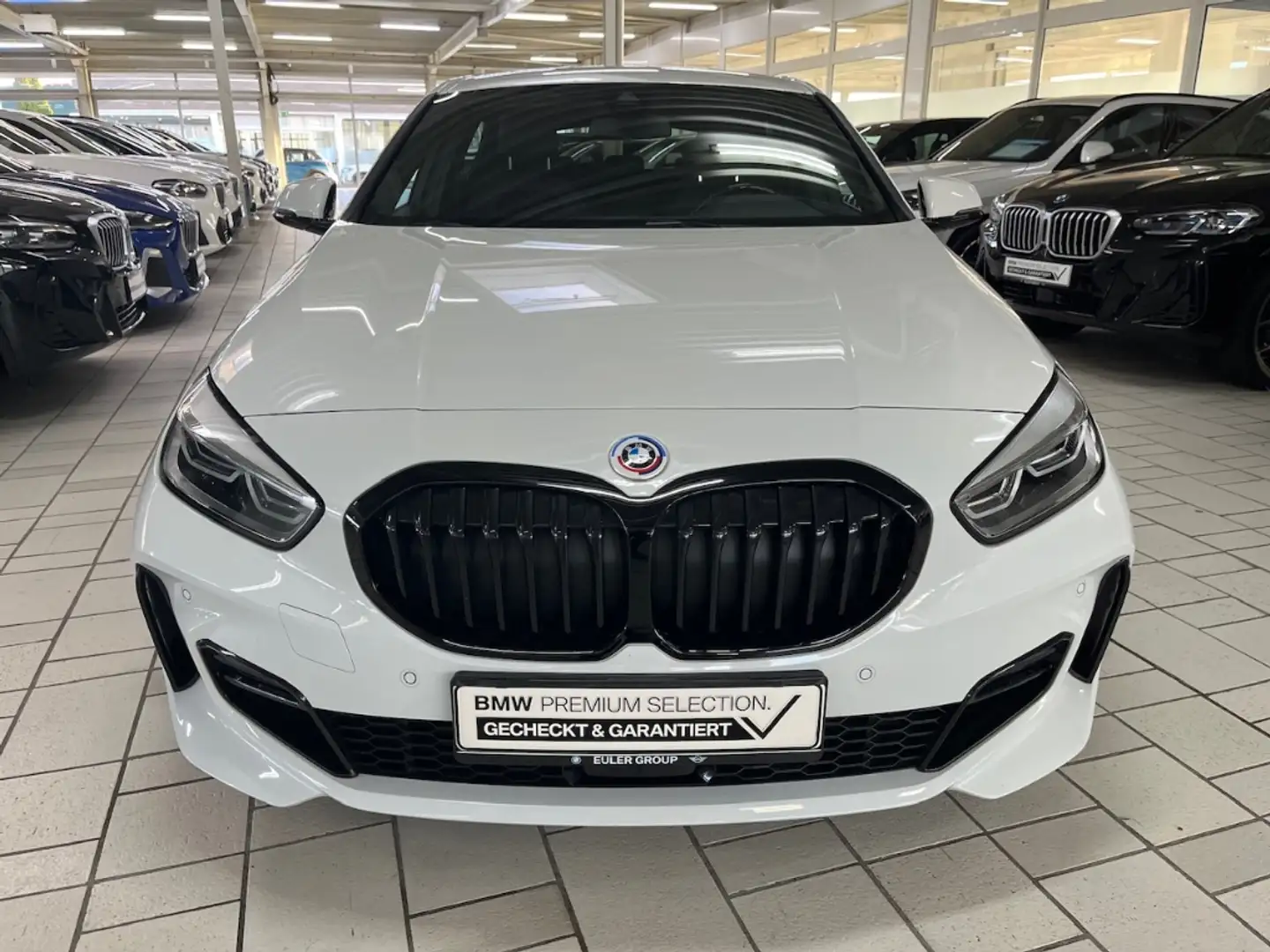 BMW 118 i A 5-Türer M Sport Navi LED SHZ PDC DAB+ Weiß - 2