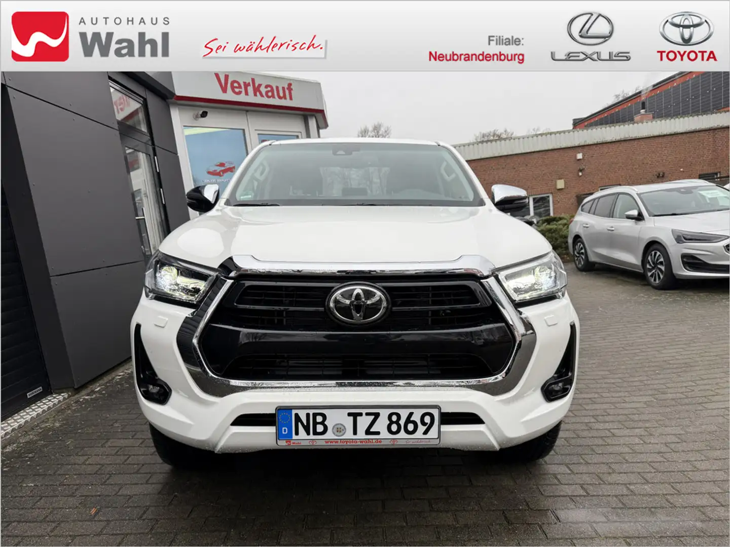 Toyota Hilux 2.8 Double Cab Executive 4x4 Alb - 2