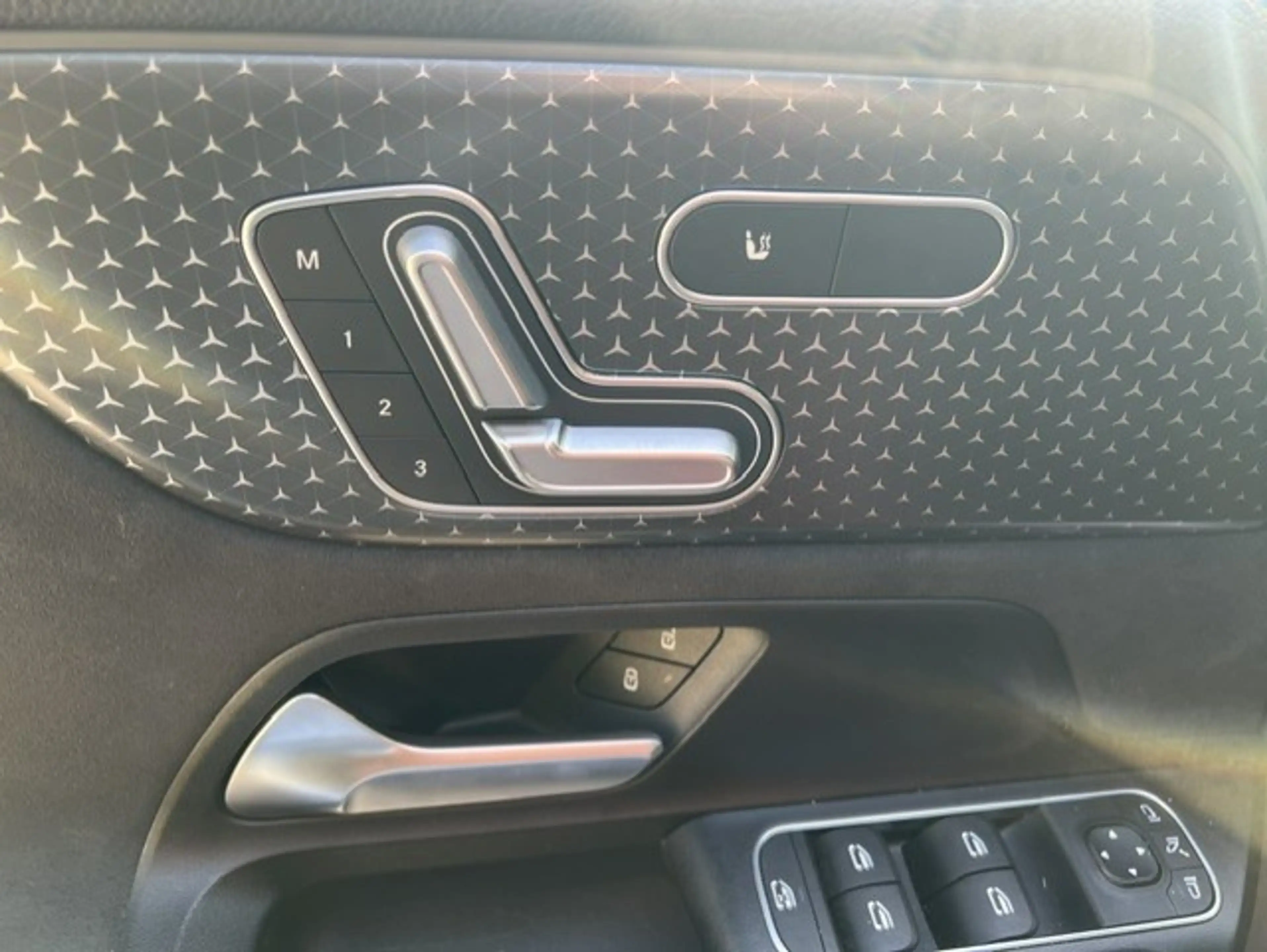 Mercedes-Benz GLB 200 GLB 200 AMG Line *Navi*Cam*Apps*Pano dak*Half Leder*Lane*Keyless* BTW incl — photo 9