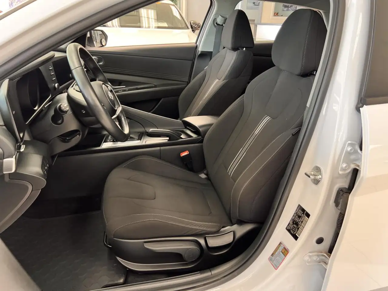 Hyundai ELANTRA photo Hyundai ELANTRA