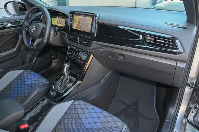 Volkswagen T-Roc view 11