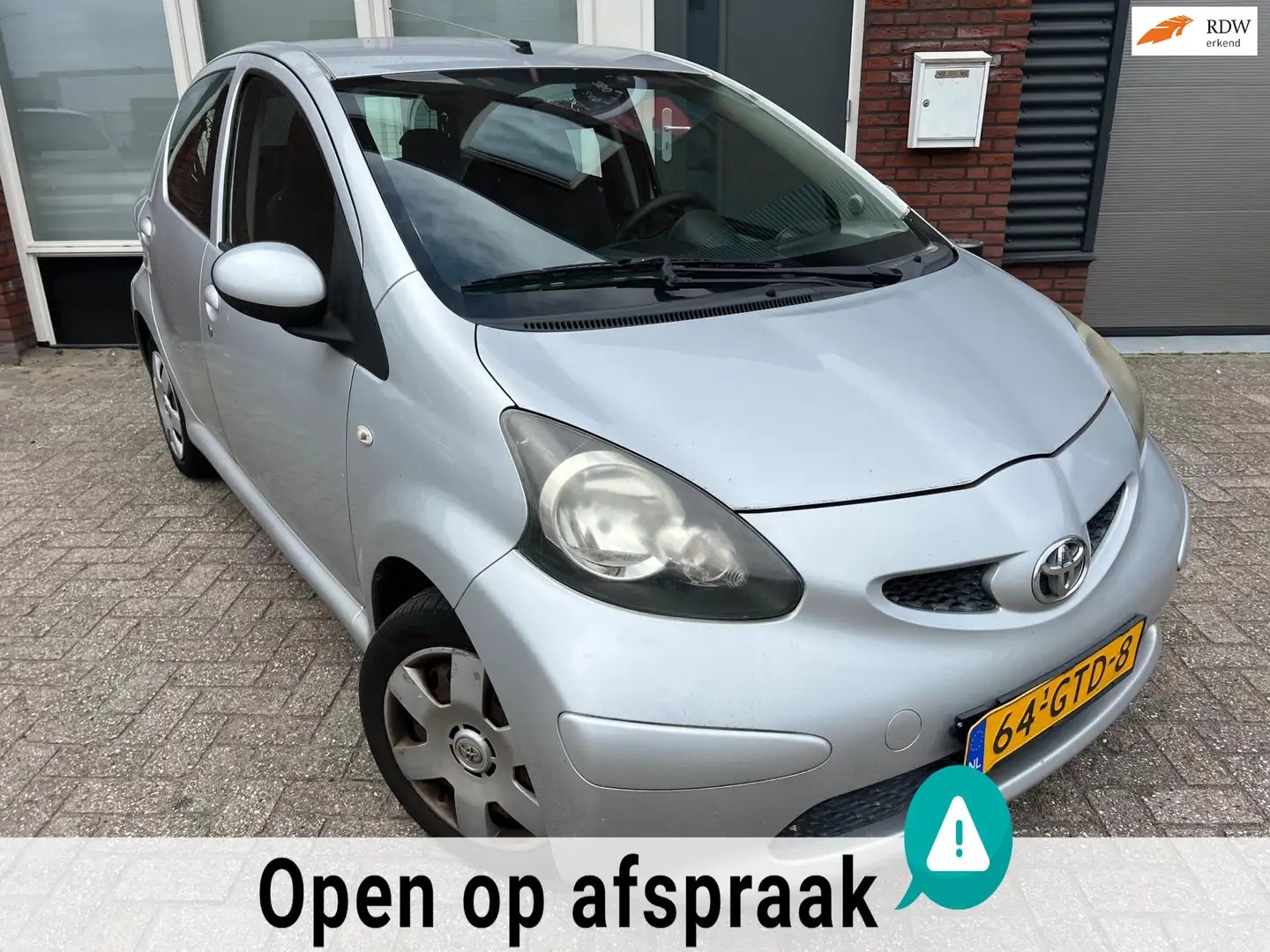 Toyota Aygo 1.0-12V + / 5DRS / NAP Grijs - 1
