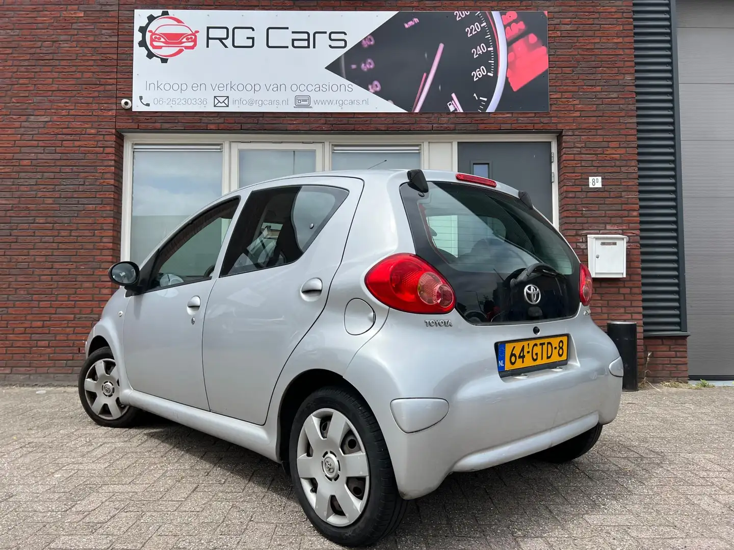 Toyota Aygo 1.0-12V + / 5DRS / NAP Grijs - 2