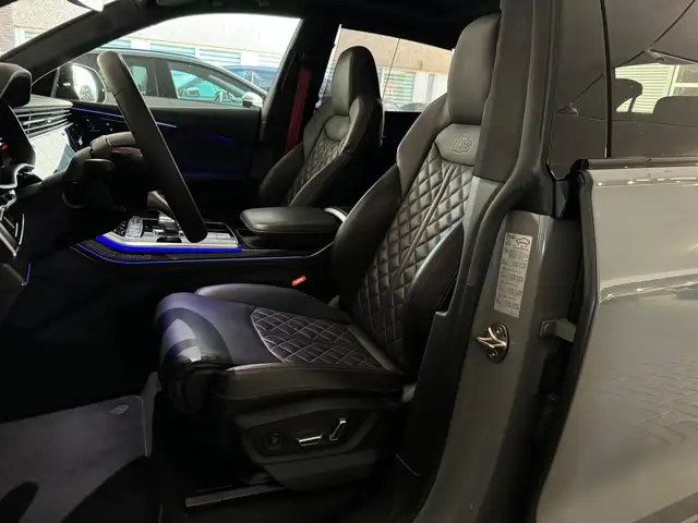 Audi Q8 view 5