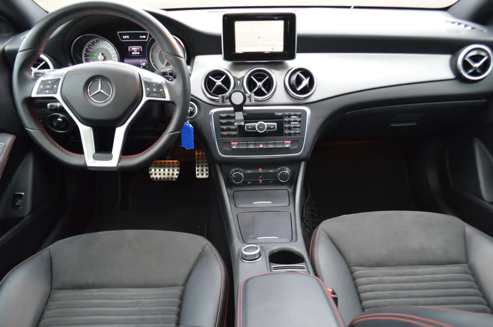 Mercedes-Benz CLA 200 Ambition AMG-line, XENON, PANORAMA, GARANTIE, NAVI Wit - 2