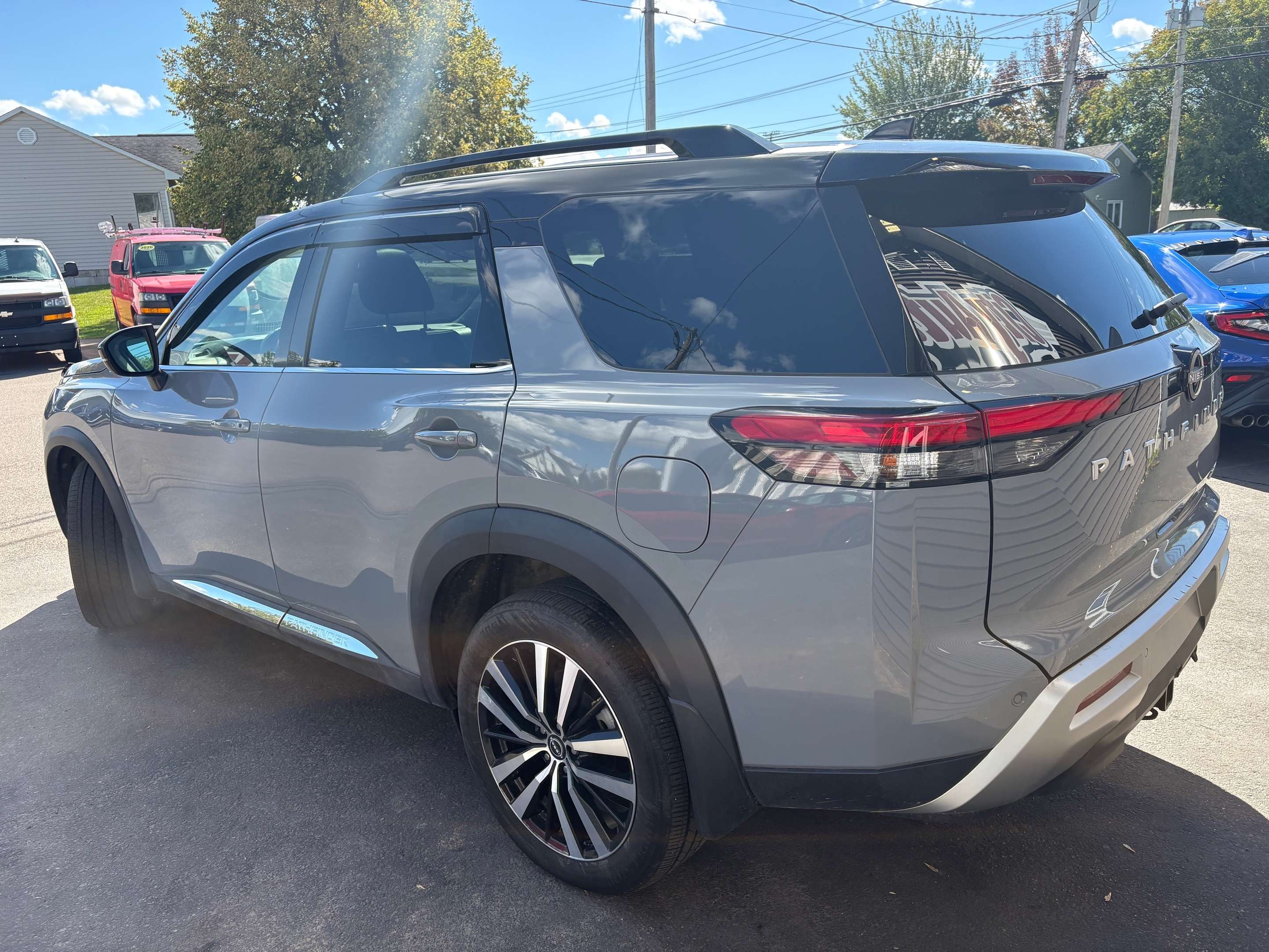 2025 Nissan Pathfinder Platinum — photo 1