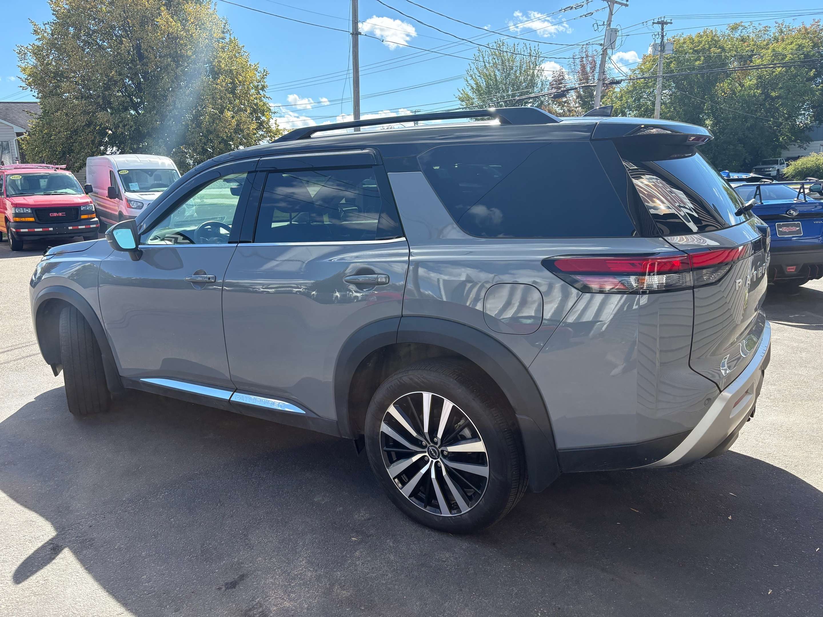 2025 Nissan Pathfinder Platinum — photo 1