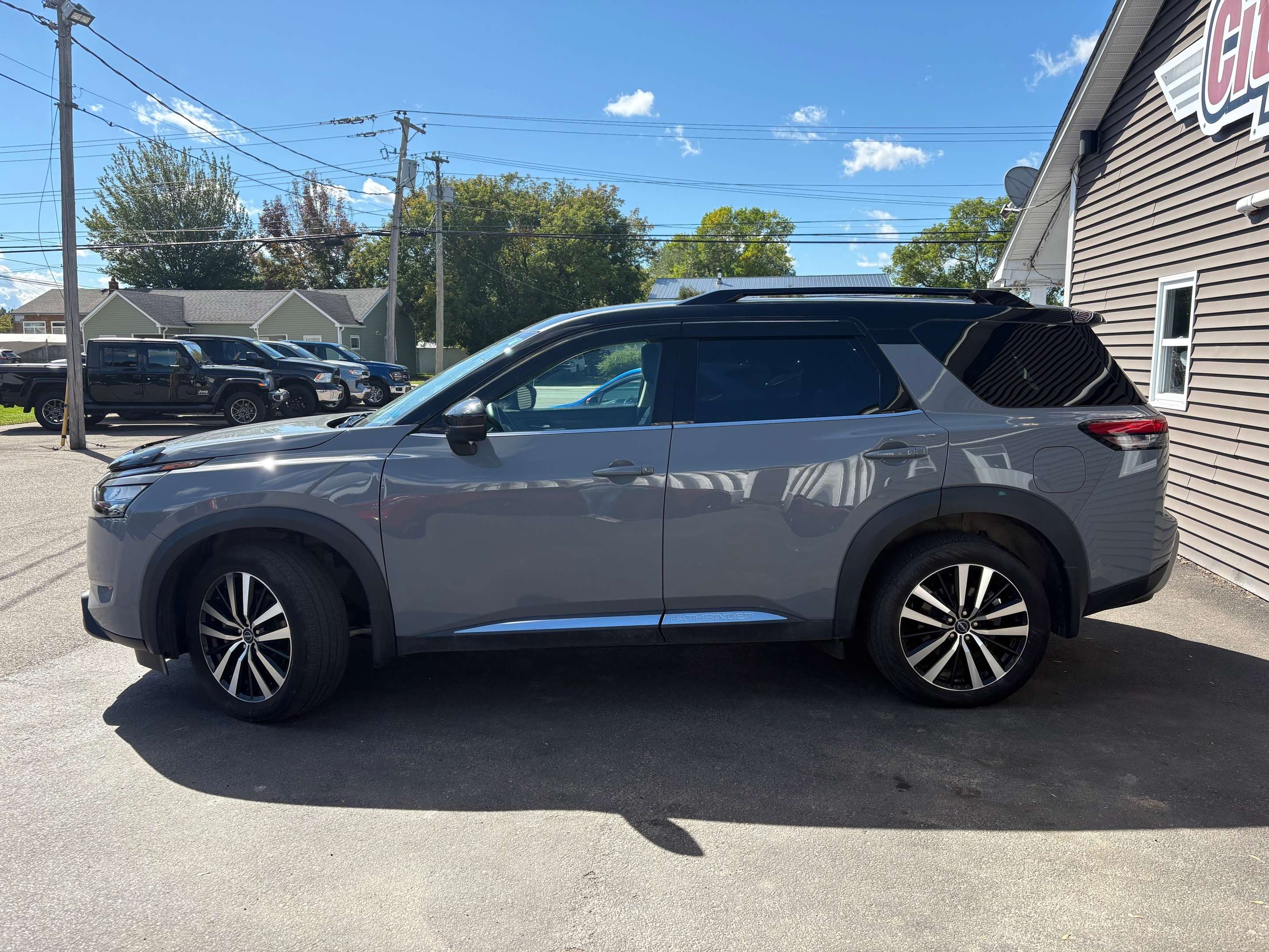 2025 Nissan Pathfinder Platinum — photo 1