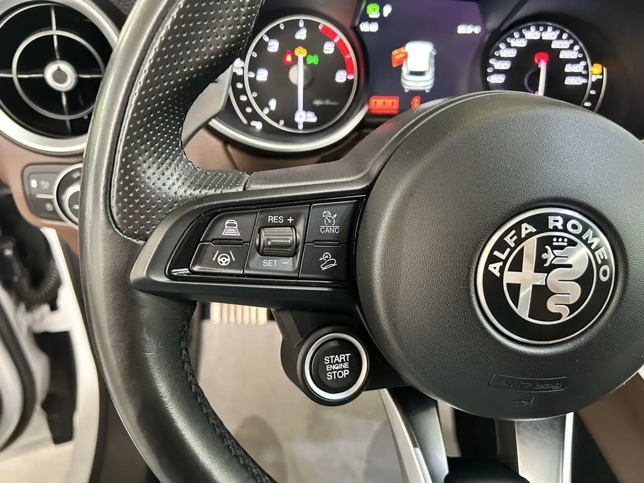 Alfa Romeo Stelvio 2021 — фото 13