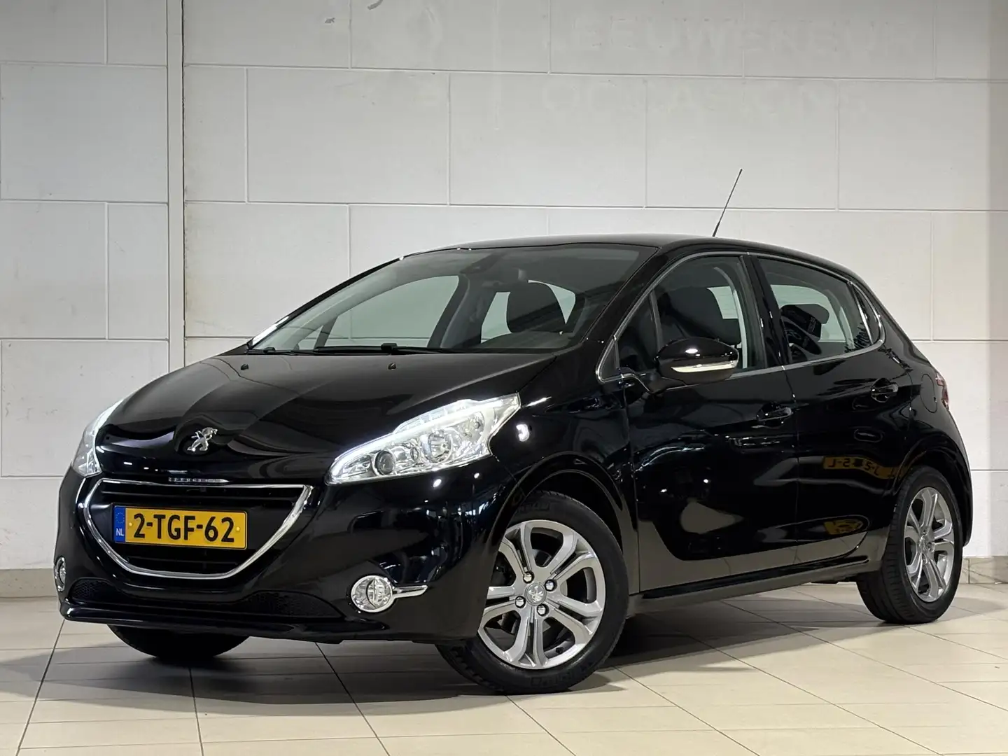 Peugeot 208 Allure 1.2 82pk | NAVI | CLIMA | PARKEERSENSOREN | Zwart - 2