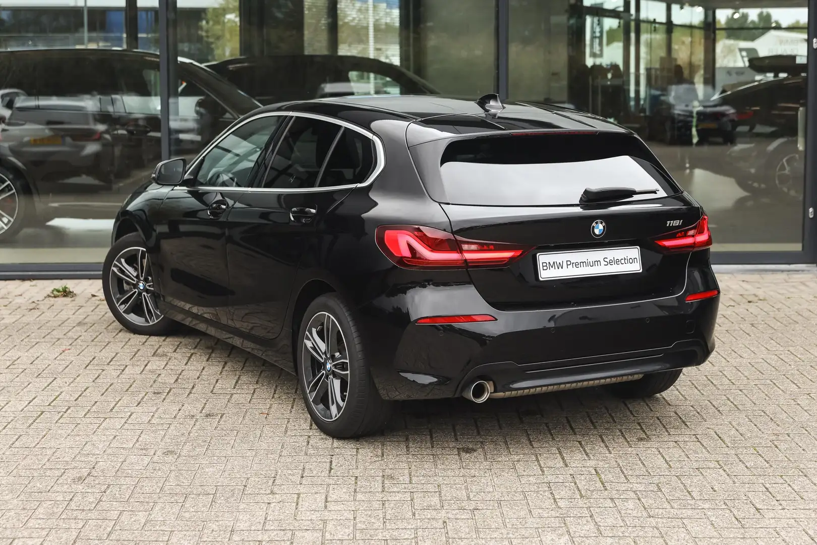 BMW 118 1 Serie 118i Sport Line Automaat / Sportstoelen / Zwart - 2