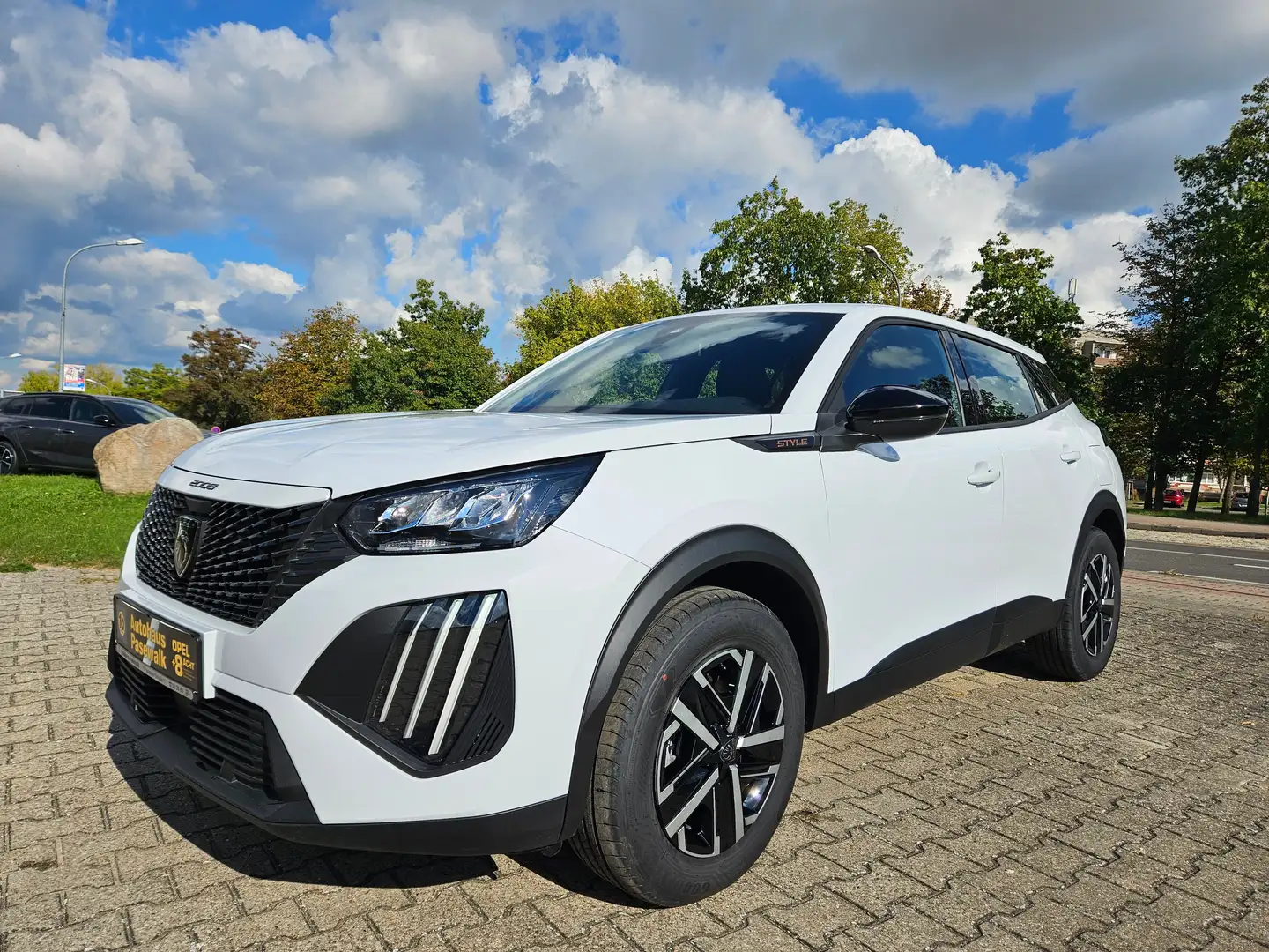 Peugeot 2008 Mild-Hybrid 136 Style AT AHK abnehmb. LED SHZ Temp Blanc - 1