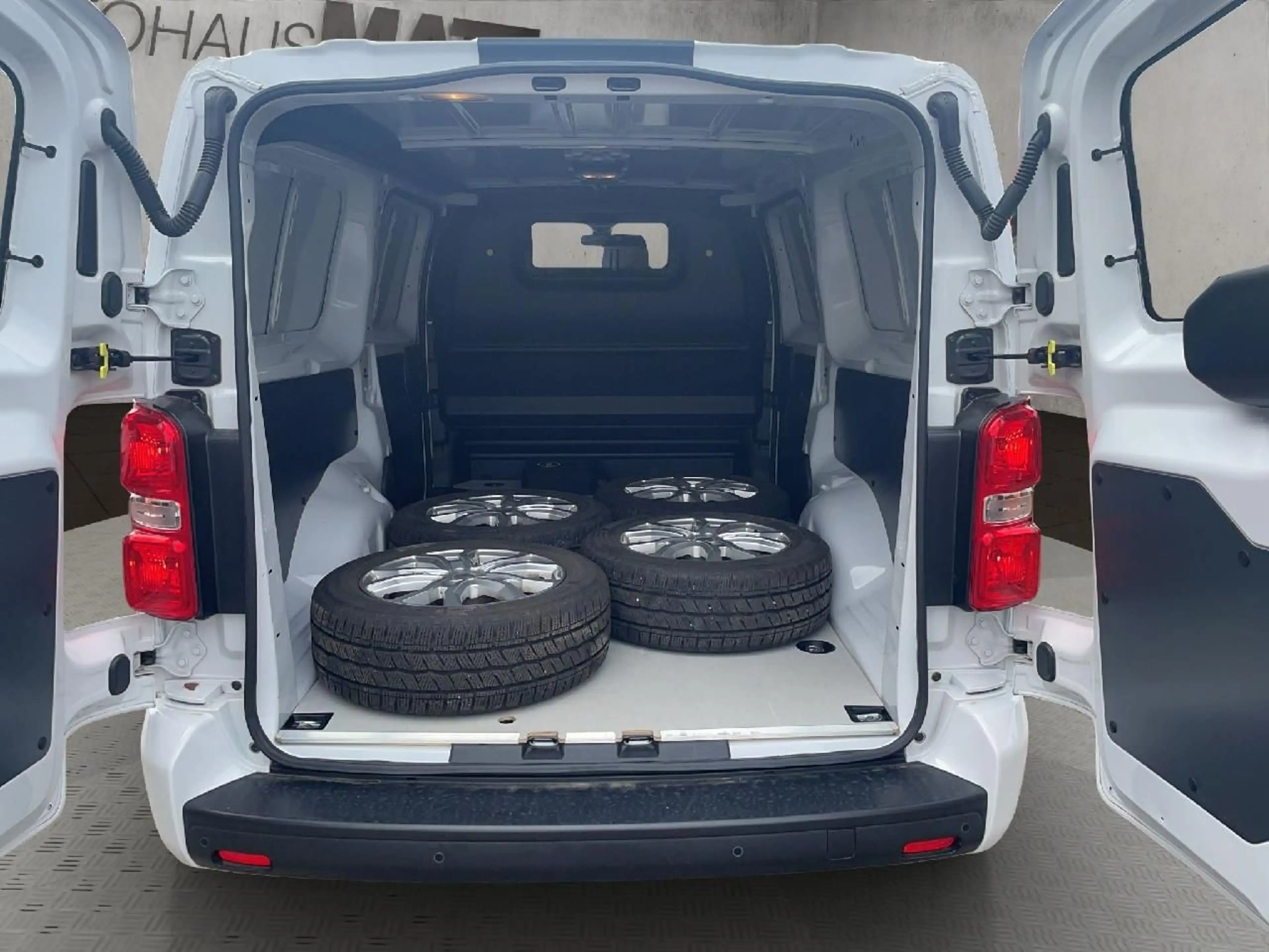 Opel Vivaro Kasten -e Basis L — photo 7