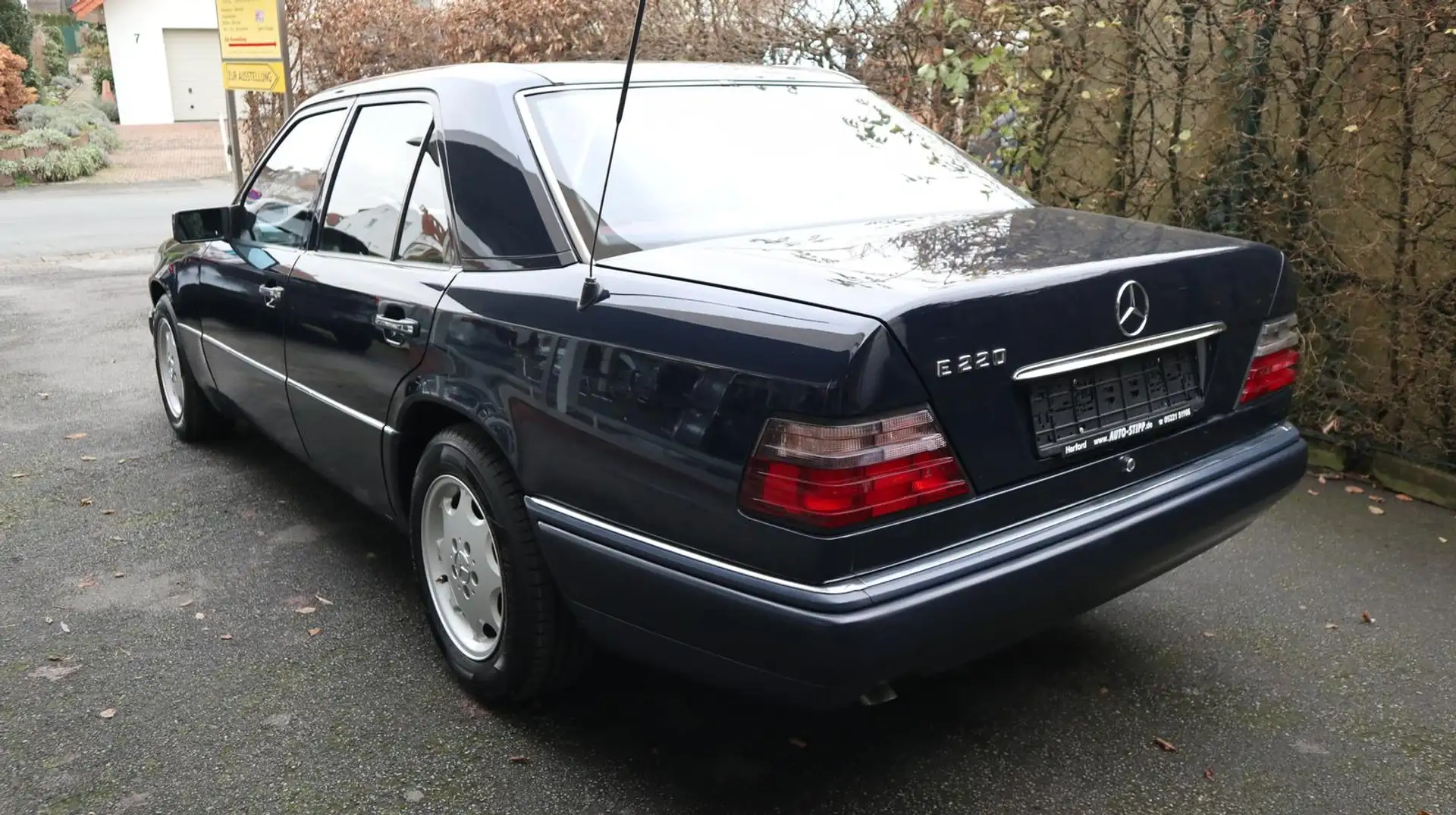 Mercedes-Benz E 220 Limousine Automatik classic analytics 2- Blau - 2